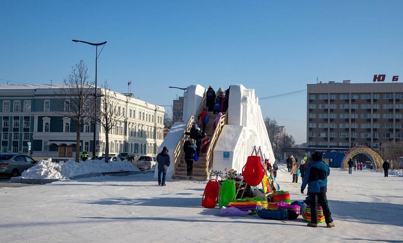 В управлении ЖКХ рассказали, как снежный городок в Благовещенске «пережил» новогодние праздники 