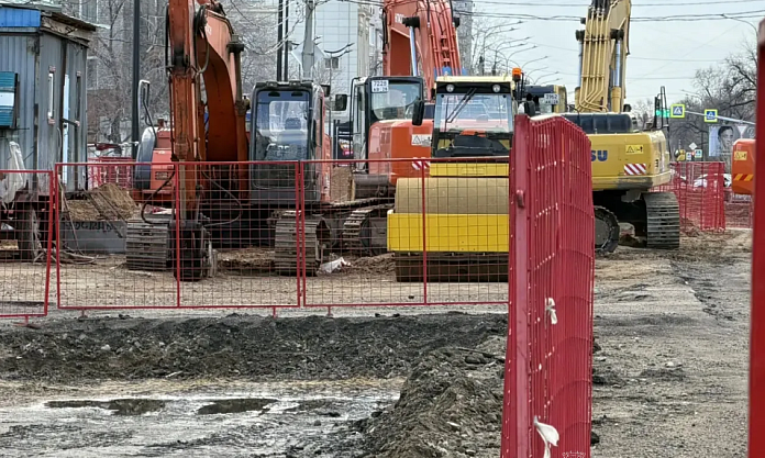Подрядчик переходит к следующему этапу ремонта водопровода на Красноармейской: пересечение улицы с Шевченко закроют для подключения обновлённой сети 