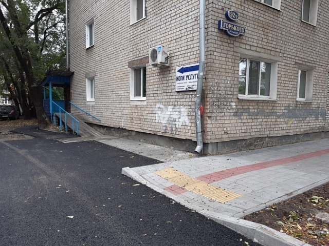 Дорогу до квартиры маломобильного горожанина сделали доступнее и безопаснее при ремонте улицы Горького в Благовещенске