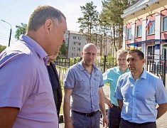 Выездное совещание у школы № 22 провел мэр Благовещенска Олег Имамеев