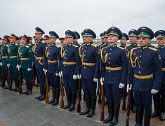 В честь Дня Победы в Благовещенске развернули знамя Победы