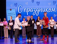 В Благовещенске поздравили учителей, воспитателей и педагогов дополнительного образования