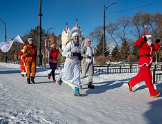 В Благовещенске состоялся новогодний забег в карнавальных костюмах