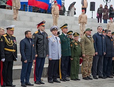 В честь Дня Победы в Благовещенске развернули знамя Победы