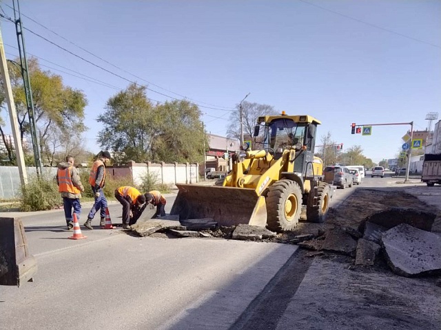 Рабочие ГСТК ремонтируют дорогу по Октябрьской – Пионерской